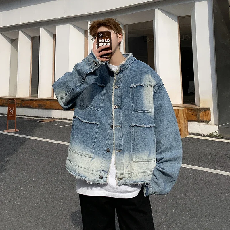 Mens Fashion Denim Jacket - แจ็คเก็ตยีนส์สไตล์อเมริกันเรโทรฮิปฮอปขอบดิบสำหรับผู้ชาย คอลเลคชั่นฤดูใบไม้ผลิ 2026 ใหม่ล่าสุด ฮิปฮอป แพทช์เวิร์ค