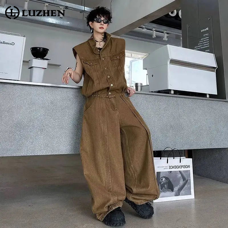 Mens Fashion Denim Jacket - LUZHEN เดนิม 2026 ชุดเซ็ตสองชิ้นสำหรับฤดูร้อน เสื้อแจ็คเก็ตแขนกุดสีพื้นแต่งกระเป๋า กางเกงยีนส์ขากว้างทรงหลวม