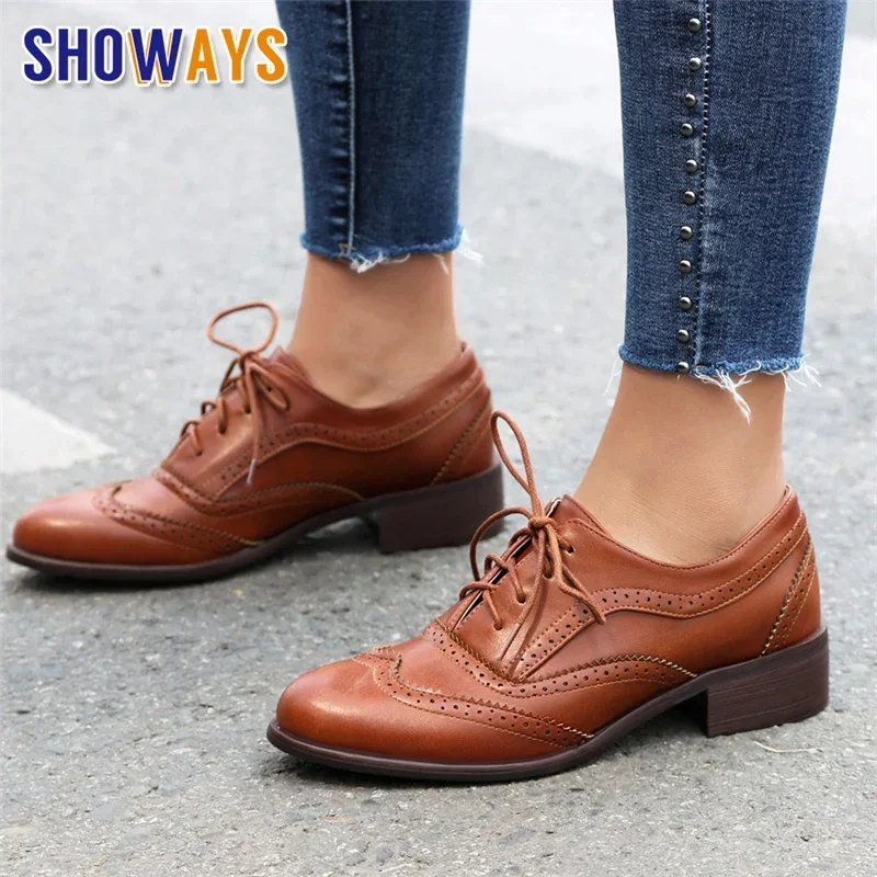 Oxford Shoes Brogue - รองเท้าส้นเตารีดแบบอ็อกซ์ฟอร์ดสำหรับผู้หญิง สไตล์อังกฤษ สีขาว น้ำตาล ชมพู วัสดุ