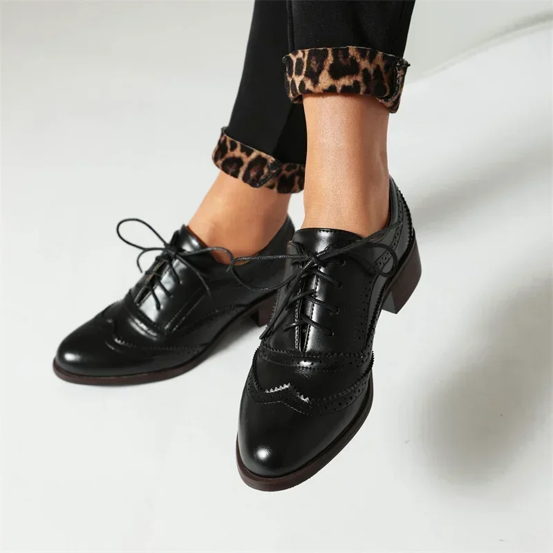 รองเท้าส้นเตารีดแบบอ็อกซ์ฟอร์ด - Oxford Shoes Brogue บทวิจารณ์และราคา